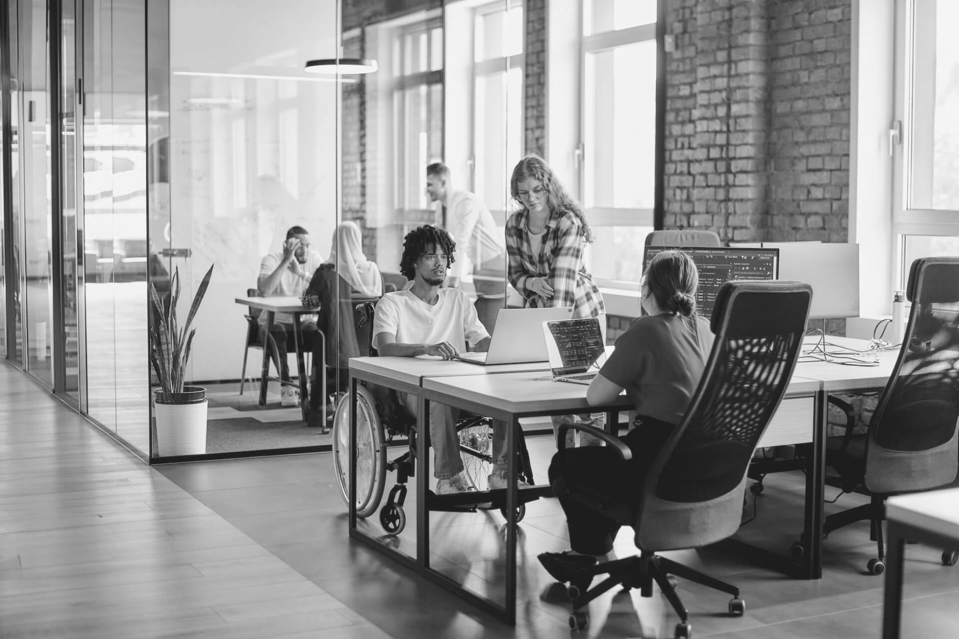 Analyse de documents financiers lors d'un atelier pratique