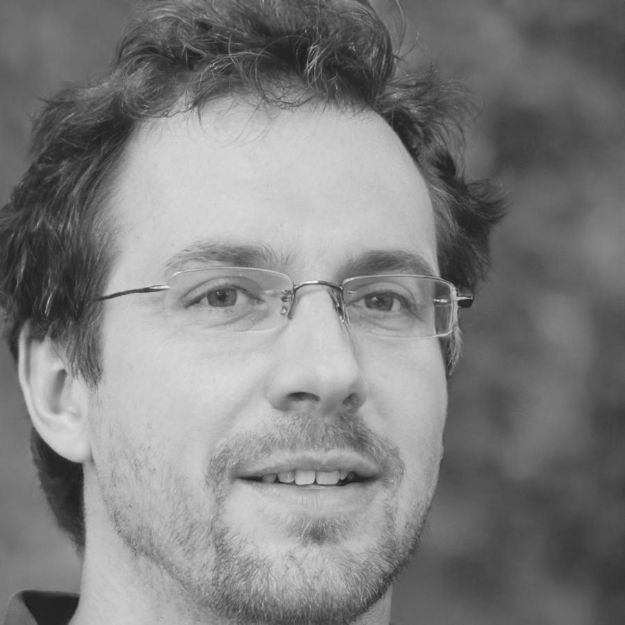 Portrait de Julien Beaumont, formateur en gestion bancaire